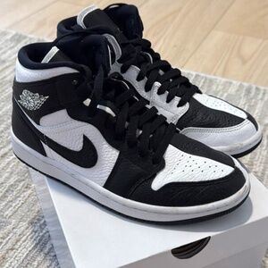 Jordan 1 Mid - Black/White  Women’s Size 8